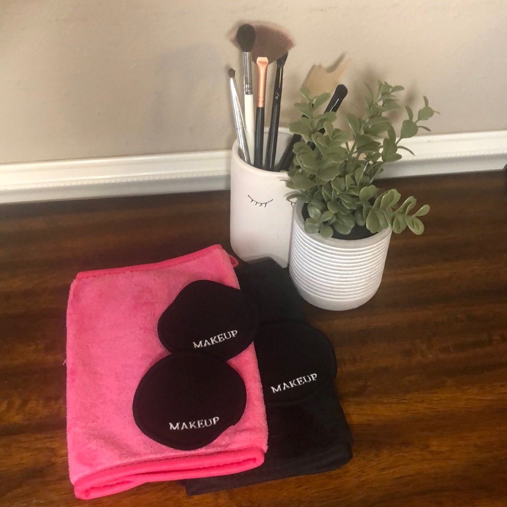 Set of 2 microfiber towels with 3 cotton makeup pads